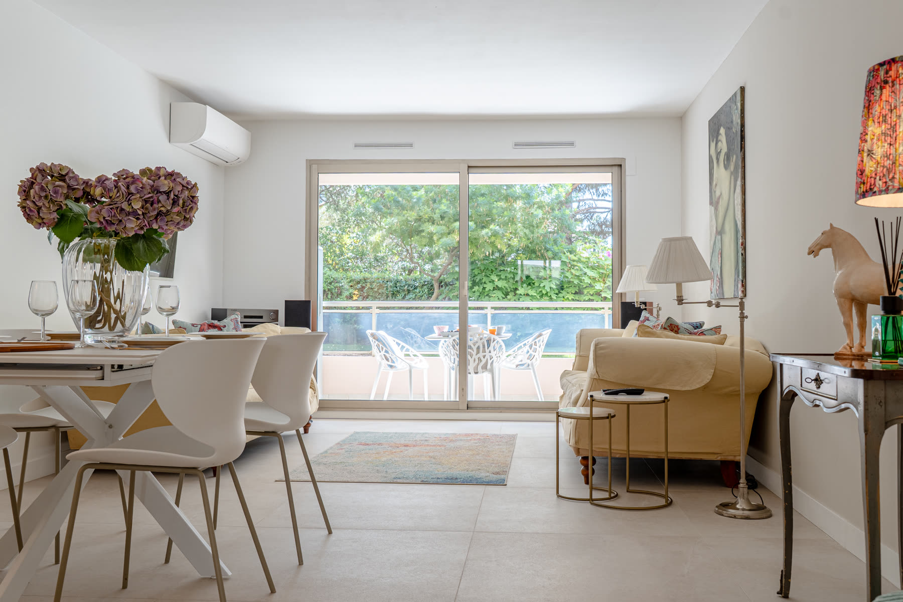 Bright living and dining room opening onto the terrace